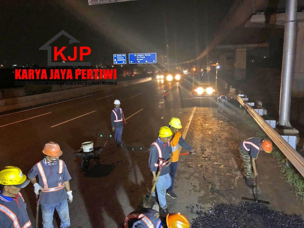 Pengaspalan Bahu Jalan Tol Jakarta-Cikampek