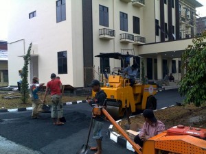 Pengaspalan Hotmix Halaman Parkir Pusdokes Polri Jakarta (2)              