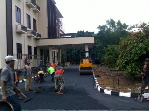 Pengaspalan Hotmix Halaman Parkir Pusdokes Polri Jakarta (3)              